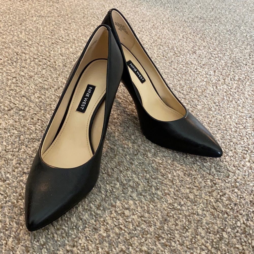 Black pumps